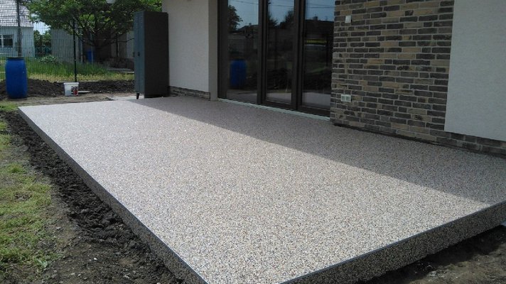 Kamenný koberec na terasách