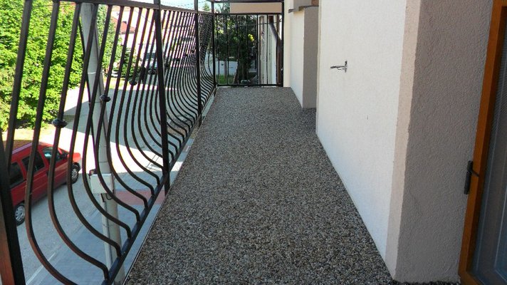 Kamenný koberec na balkóně - Mercury