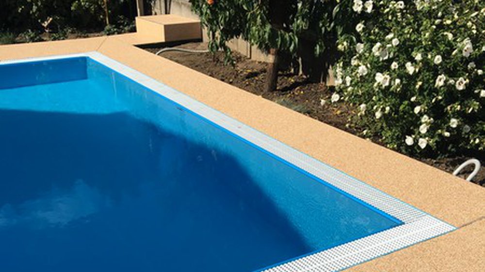 Kamenný koberec kolem bazénu - Korálový