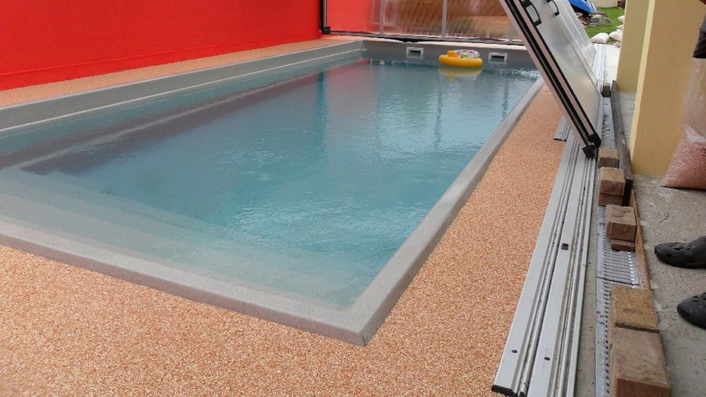 Kamenný koberec kolem bazénu - Růžový