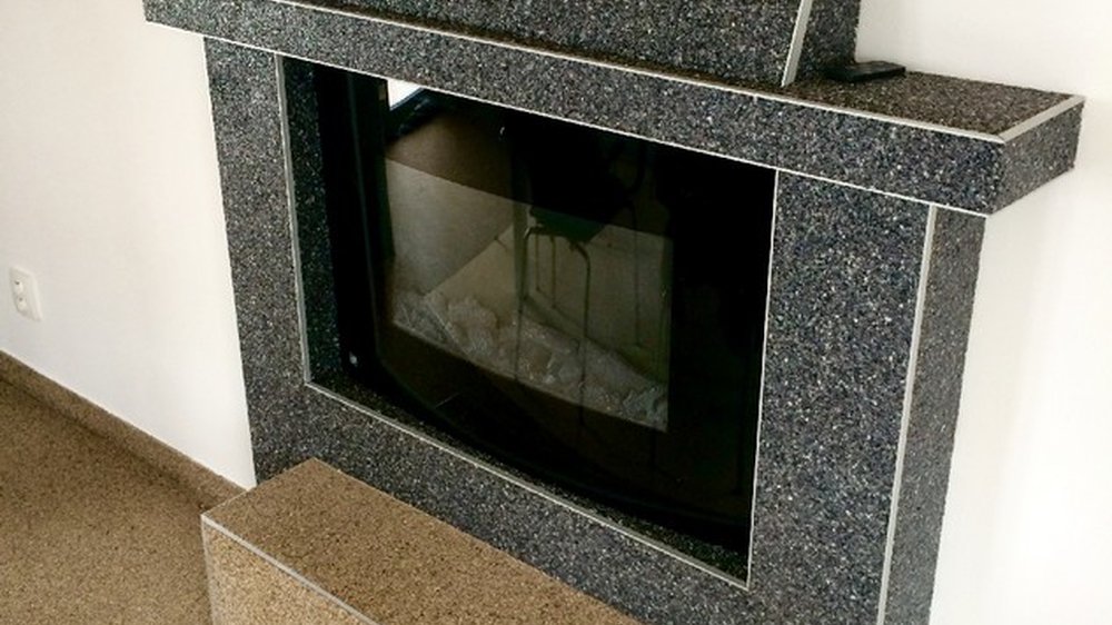 Kamenný koberec na svislé ploše, krbu - Šedočerný