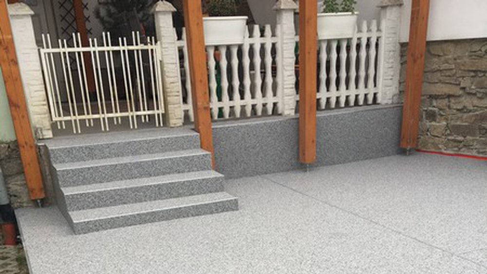 Kamený koberec na schodech a terase - Světlešedý