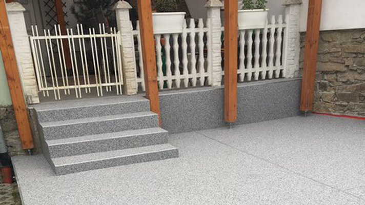 Kamený koberec na schodech a terase - Světlešedý